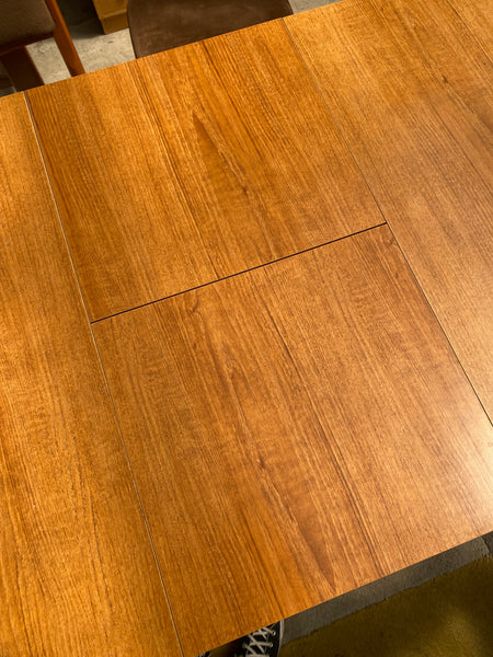 Schreiber Extendable Table + 4 Chairs