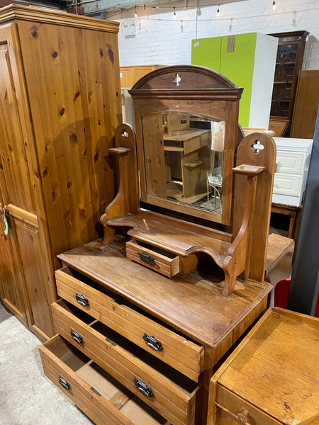 Vintage vanity dresser