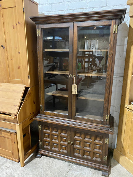 Toledo Solid wood display cabinet with glass frontage