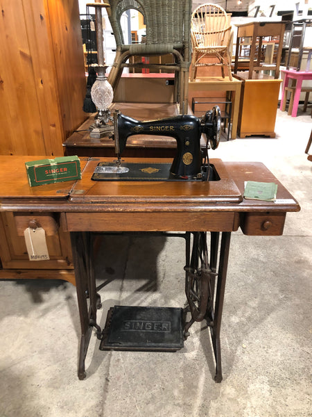 Vintage Singer Sewing Machine & Table