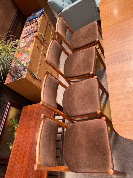 Schreiber Extendable Table + 4 Chairs