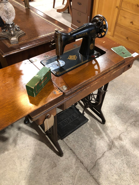 Vintage Singer Sewing Machine & Table