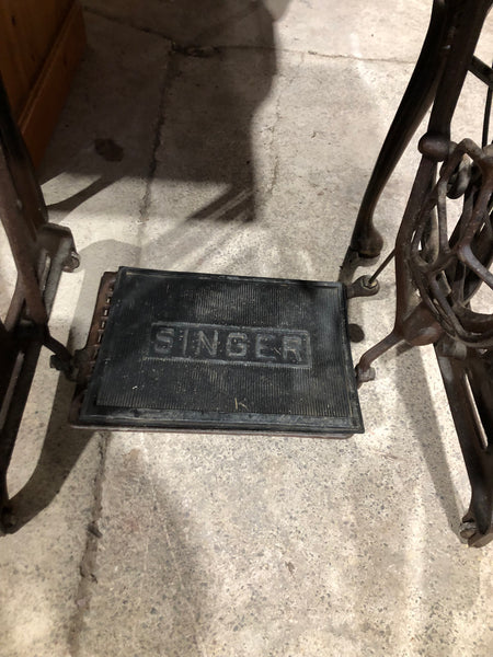 Vintage Singer Sewing Machine & Table