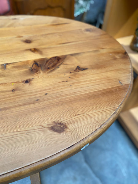 Pine Oval Pedestal Dining Table