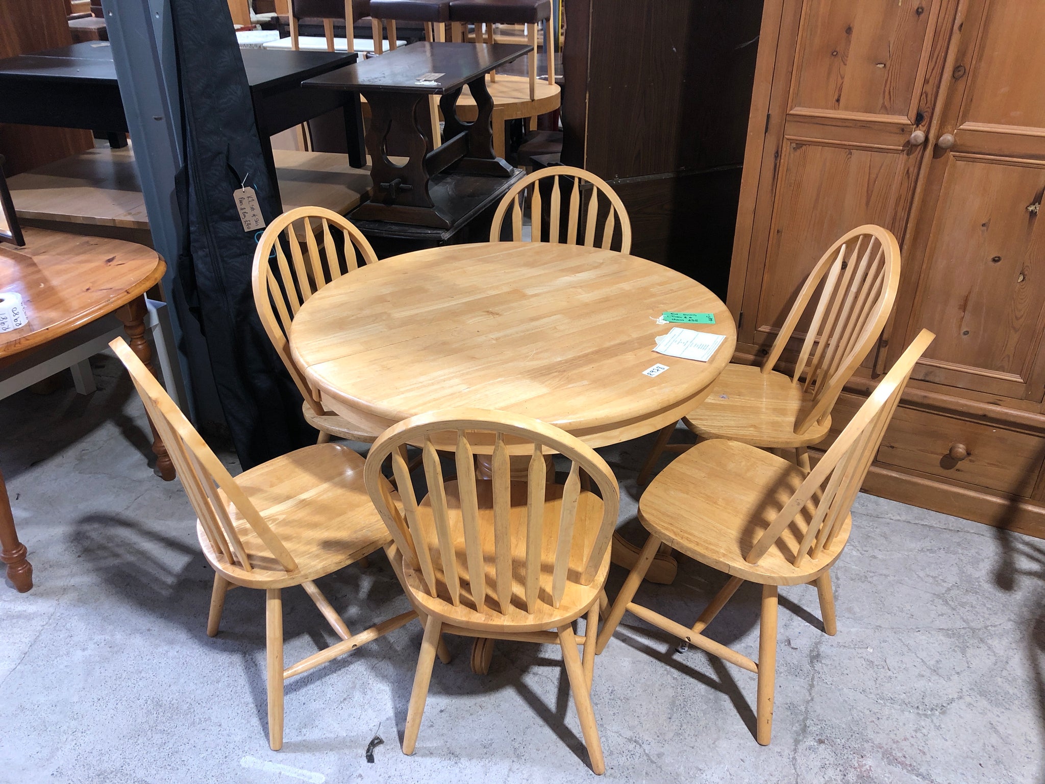 REF - Round Extending Dining Table & 6 Chairs