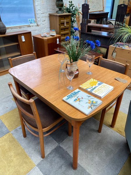 Schreiber Extendable Table + 4 Chairs