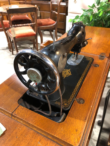 Vintage Singer Sewing Machine & Table