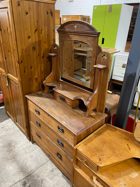 Vintage vanity dresser