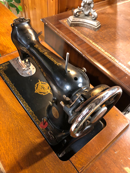 Vintage Singer Sewing Machine & Table