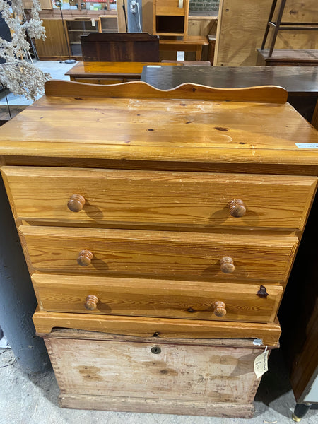 Pine chest of drawers REF