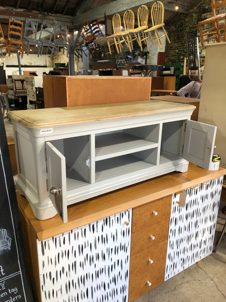 Cotswold Style TV Unit
