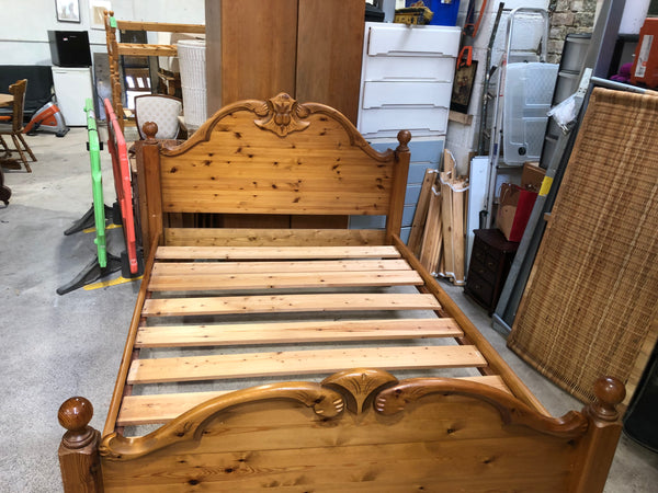 Kingsize wooden Bedframe - M04941