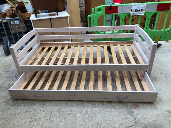 Single trundle bed