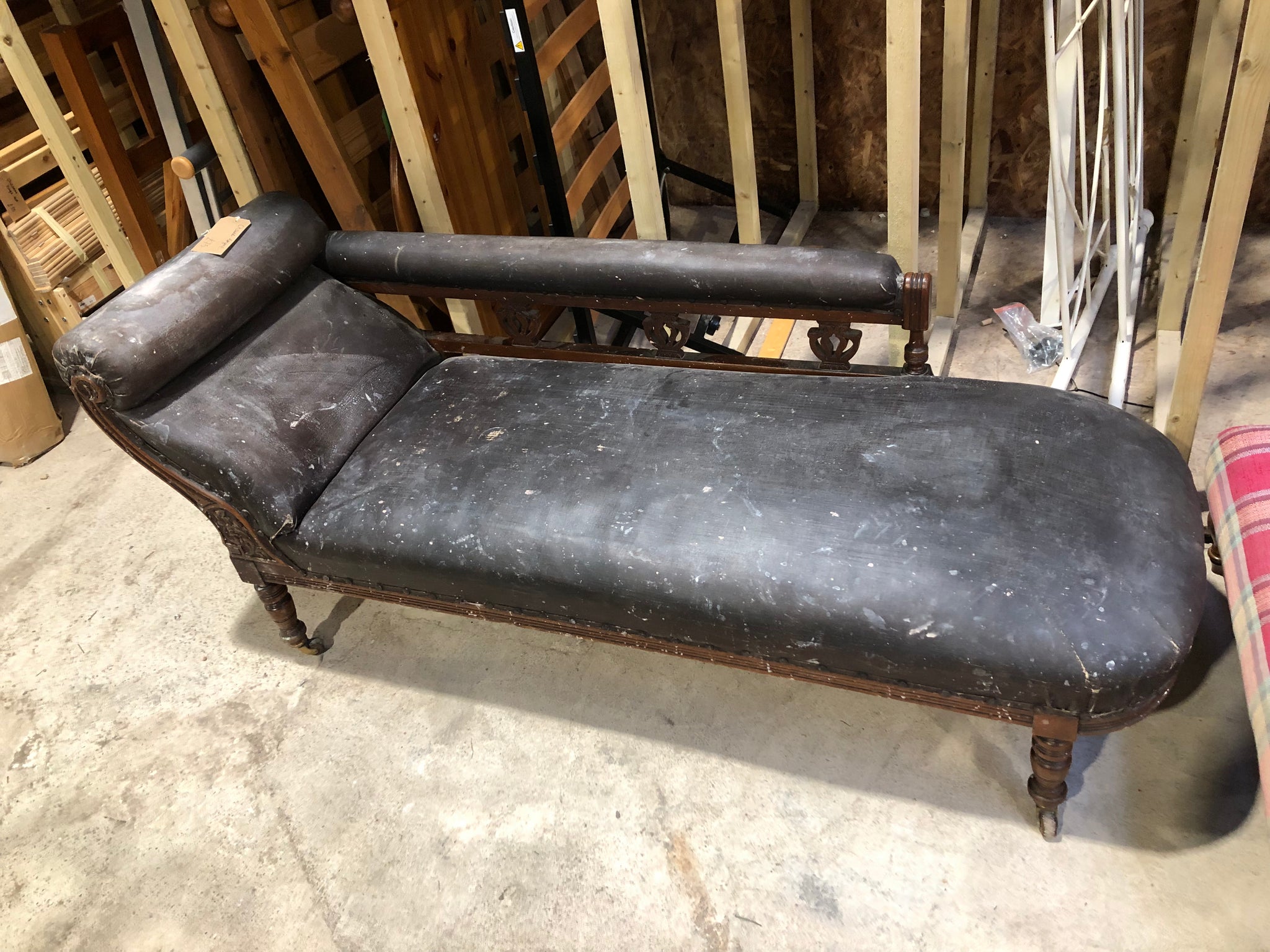 Black Chaise Longue