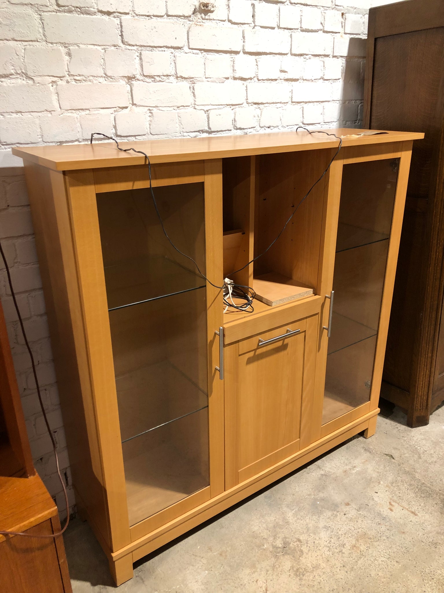 Veneer display cabinet