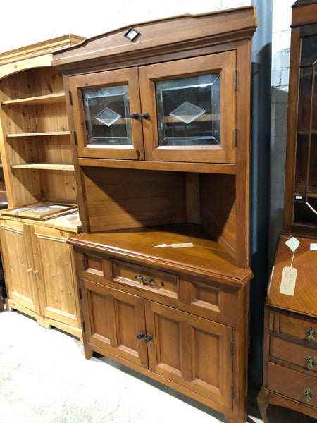 Corner dresser