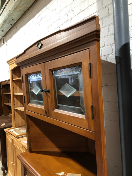 Corner dresser