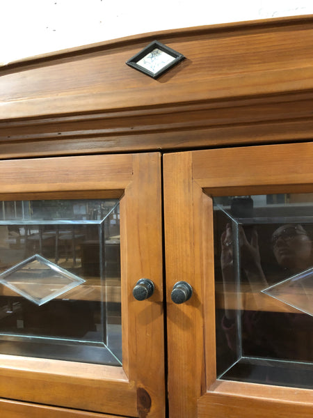 Corner dresser