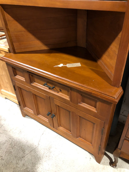 Corner dresser
