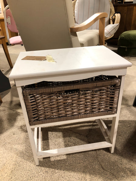Small storage unit with basket