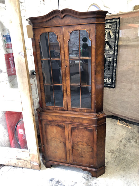 Corner dresser