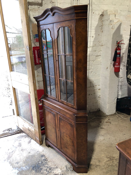 Corner dresser