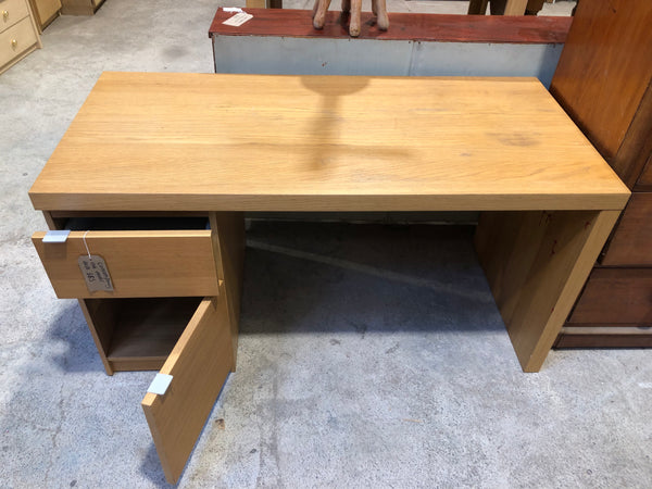 Contemporary oak veneer desk